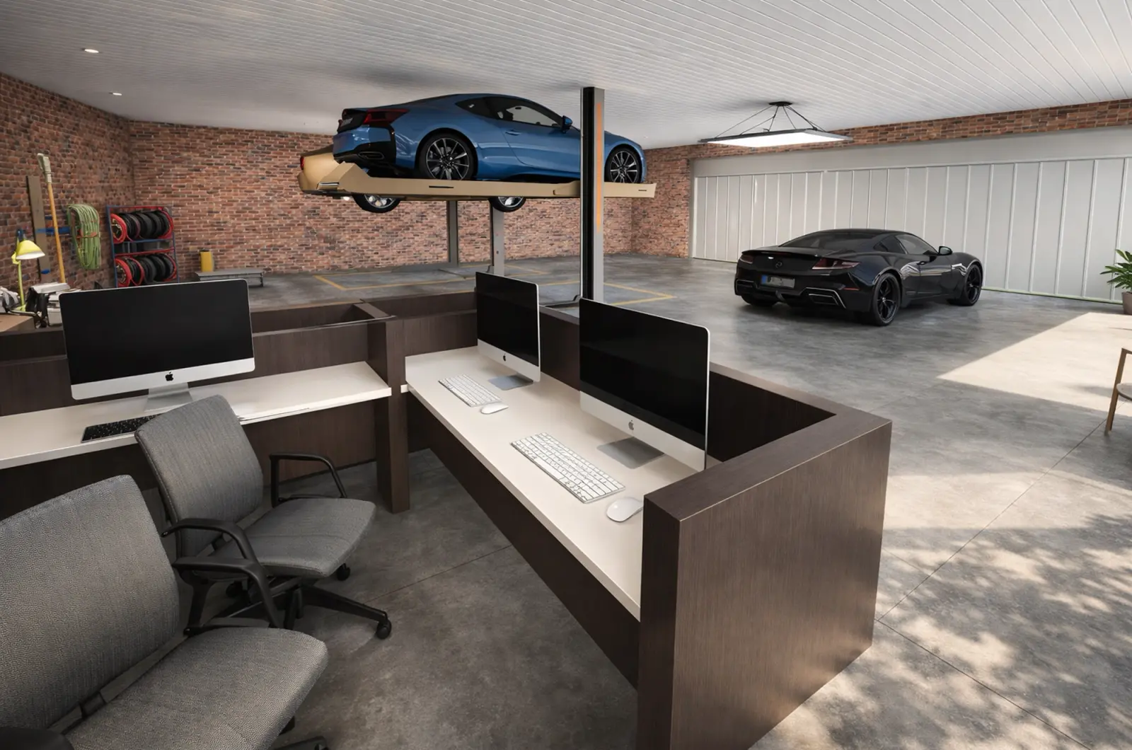 Garagenbüro mit zwei Schreibtischen und Computern, einem Auto auf einer Hebebühne und einem schwarzen Sportwagen