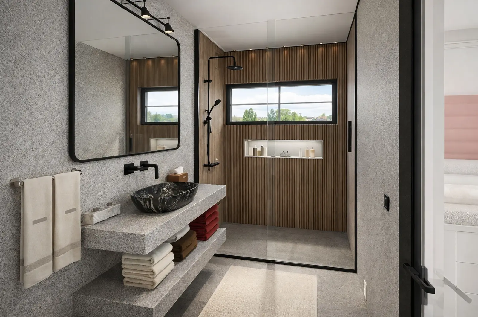Douche à l'italienne avec un mur en tasseaux de bois et une fenêtre à côté d'un meuble en pierre suspendu