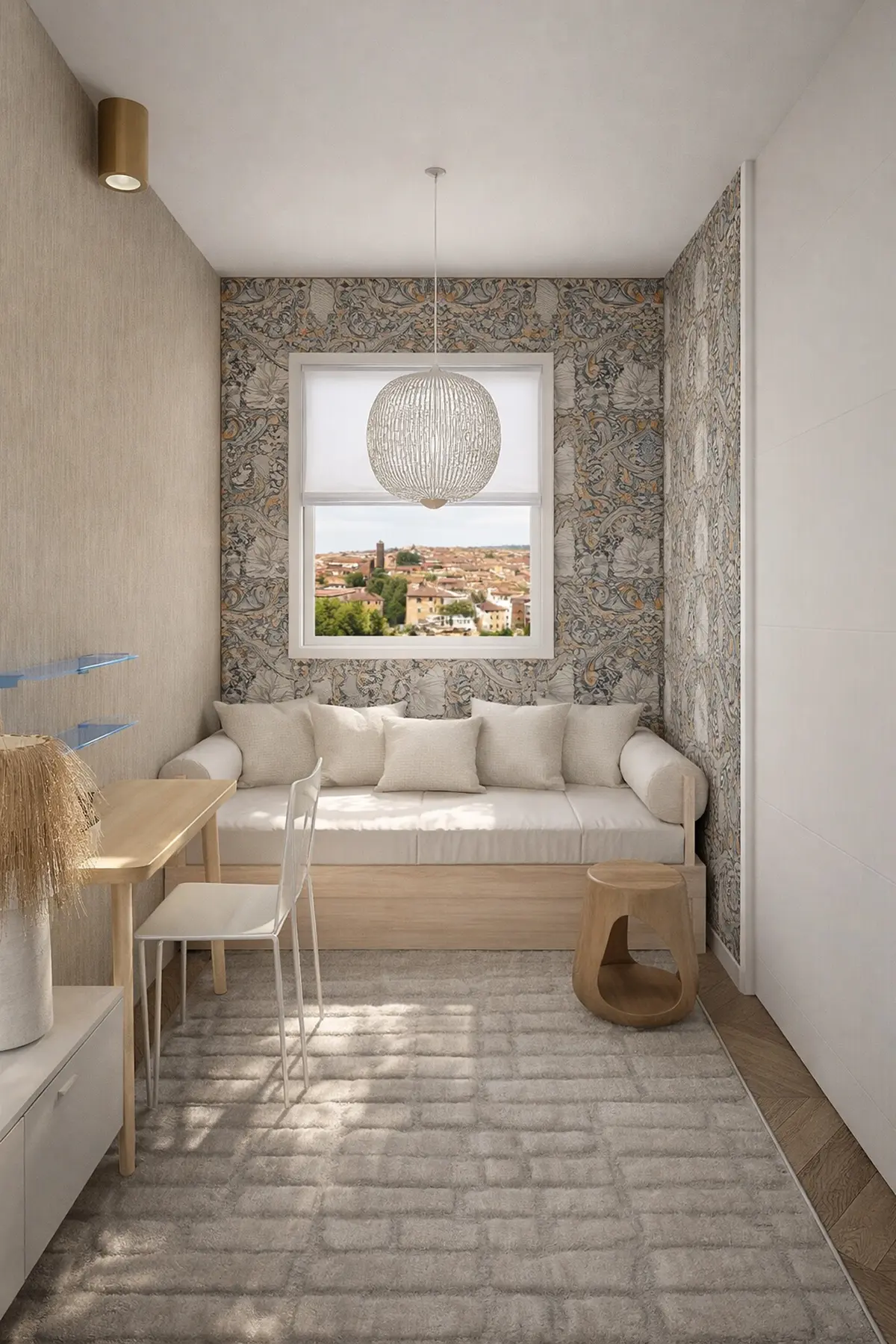 Habitación pequeña y angosta con un sofá cama de día bajo la ventana, papel tapiz estampado y un escritorio estilizado