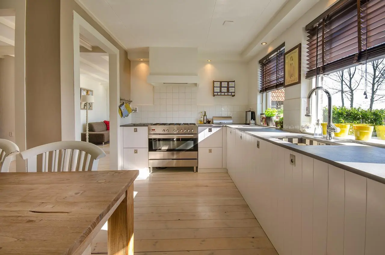 Laminate vs Tile in Kitchen Floors: Pros, Cons and Which to Choose