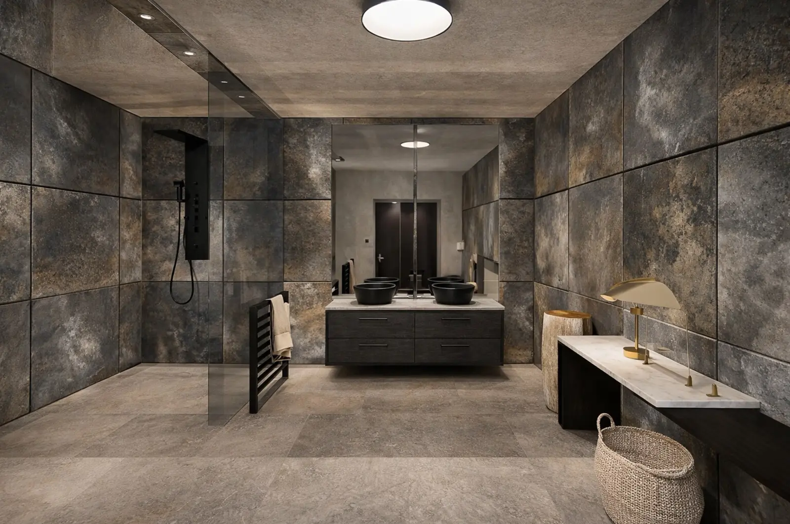 Salle de bain en carrelage de pierre sombre avec une douche à l'italienne vitrée et un meuble noir à double vasque à poser