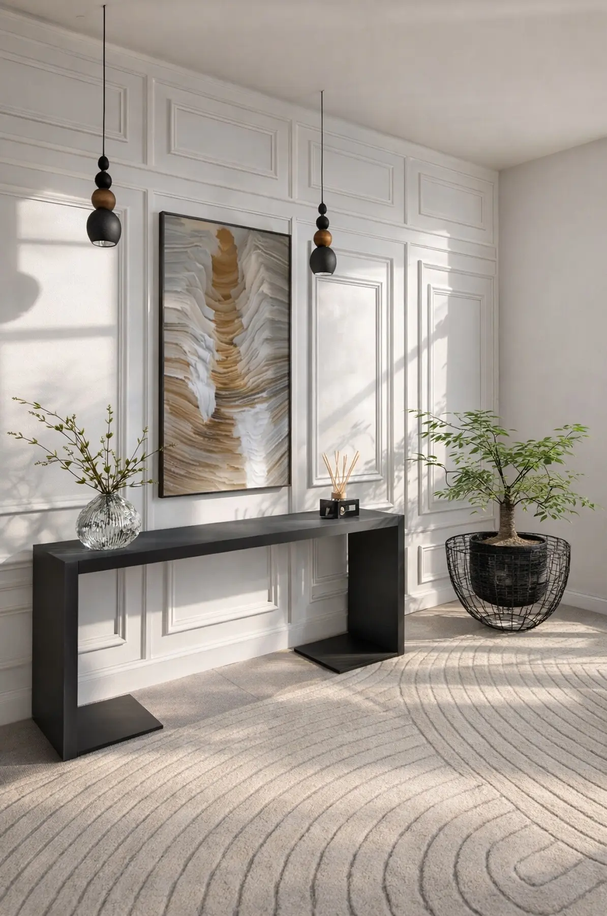 Pasillo blanco con paneles, una mesa consola negra, dos lámparas colgantes y arte abstracto