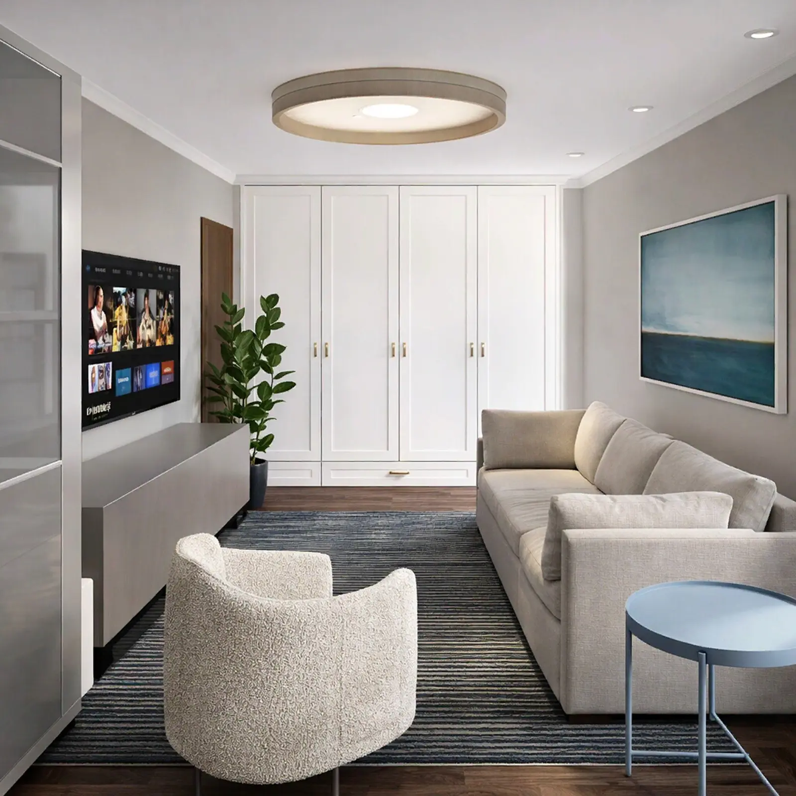Schmales Wohnzimmer mit wandmontiertem Fernseher, beigem Sofa, Bouclé-Sessel und gestreiftem Teppich